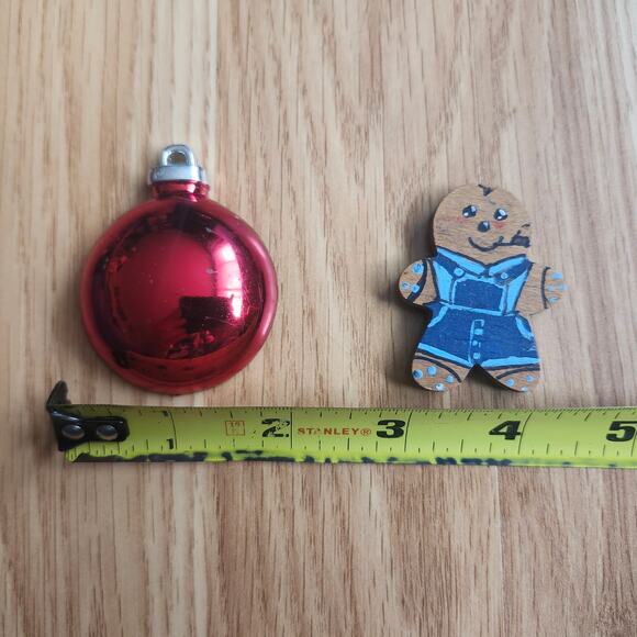 Vtg Christmas Magnet Lot Red Ornament & 1981 Wooden Gingerbread Holiday Decor - Picture 2 of 7